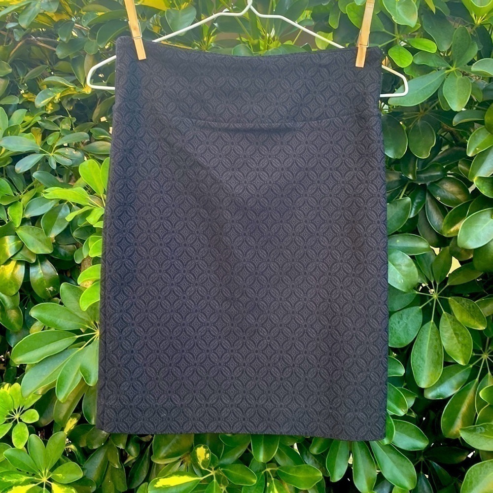 NEW BLACK patterned high waisted embroidered bodycon mini skirt NWOT